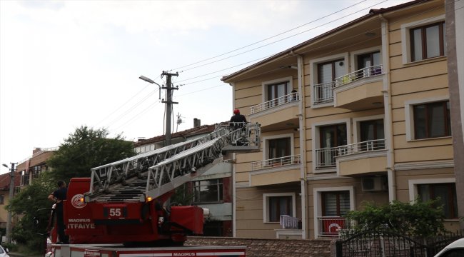 Evde mahsur kalan çocuk ile kedisini itfaiye kurtardı