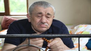 Felçli eşine 51 yıldır adeta gözü gibi bakıyor