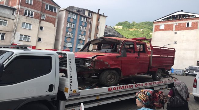 Giresun'da kamyonet devrildi: 10 yaralı
