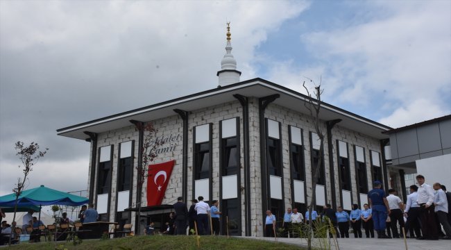 Hayırsever iş insanının cezaevine yaptırdığı cami hizmete açıldı