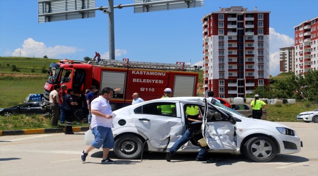 İtfaiye aracı ile otomobil çarpıştı: 4 yaralı