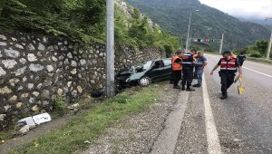 Karabük'te otomobil direğe çarptı: 3 yaralı