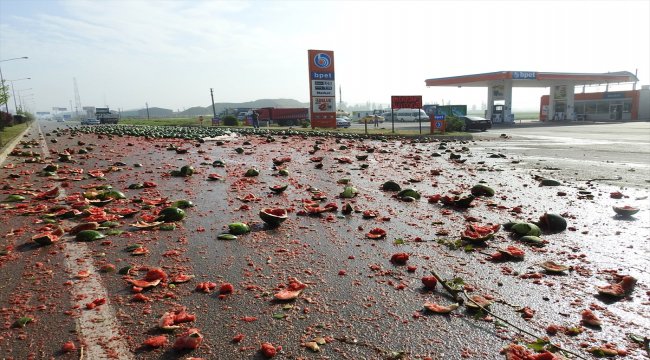 Karpuzlar yola saçılınca kara yolu ulaşıma kapandı