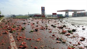 Karpuzlar yola saçılınca kara yolu ulaşıma kapandı