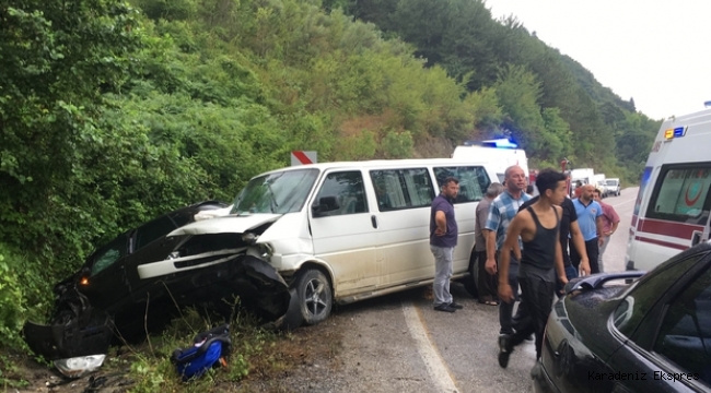 Kastamonu'da tur otobüsü ile otomobil çarpıştı: 5 yaralı