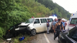 Kastamonu'da tur otobüsü ile otomobil çarpıştı: 5 yaralı