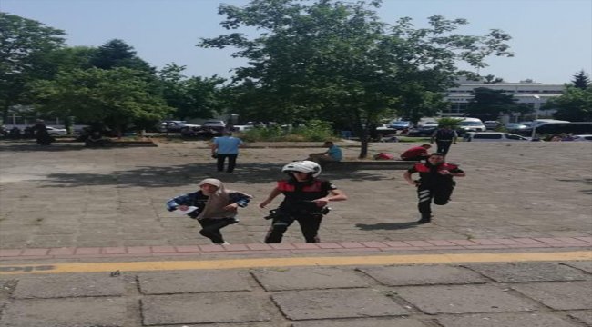 Kimliğinde fotoğraf olmayan öğrenciye polisten destek