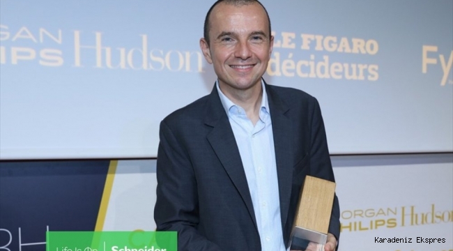 Schneider Electric İnsan Kaynakları Başkanı Olivier Blum'a ödül