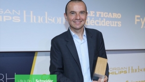 Schneider Electric İnsan Kaynakları Başkanı Olivier Blum'a ödül