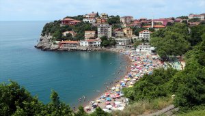 Sıcaktan bunalanlar plajlara akın etti