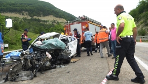  Sinop'ta kamyon ile otomobil çarpıştı: 2 ölü, 1 yaralı