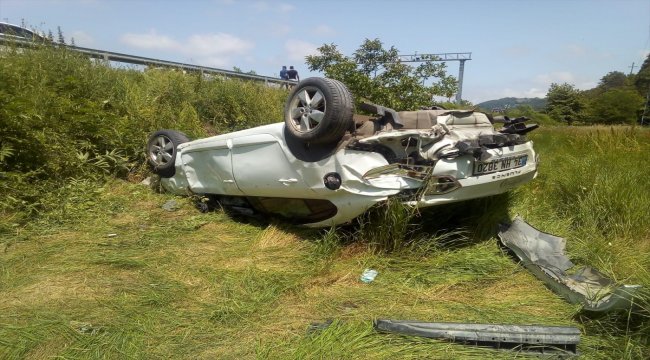 Sinop'ta otomobil tarlaya devrildi: 1 ölü, 4 yaralı