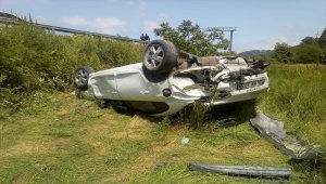 Sinop'ta otomobil tarlaya devrildi: 1 ölü, 4 yaralı