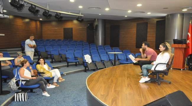 Tiyatro ile ihtiyaç sahiplerine destek oluyorlar