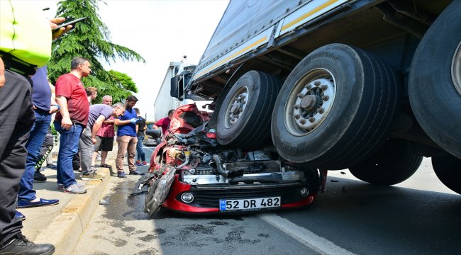 Trabzon'da otomobil tırın altında kaldı: 3 yaralı