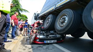 Trabzon'da otomobil tırın altında kaldı: 3 yaralı