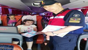 Trafik denetiminde sürücülere çikolata ikramı