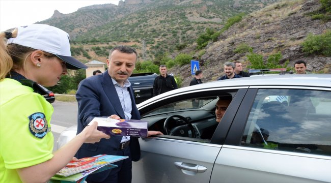 Trafik denetiminde sürücülere pestil ve köme ikramı