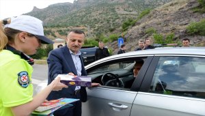 Trafik denetiminde sürücülere pestil ve köme ikramı