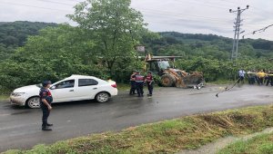 Zonguldak'ta otomobil ile kepçe çarpıştı: 1 ölü, 2 yaralı