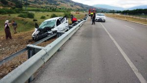 Amasya'da otomobil bariyere çarptı: 3 yaralı