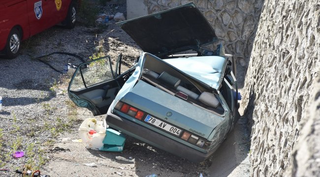 Bartın'da otomobil üst geçitten düştü: 1 ölü, 4 yaralı