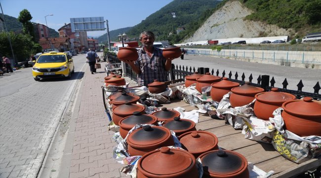 Çanakkale'de ürettiği güveçleri Kastamonu'da satıyor