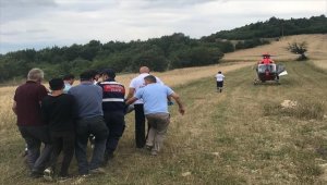 Devrilen traktörün sürücüsü ambulans helikopterle hastaneye götürüldü