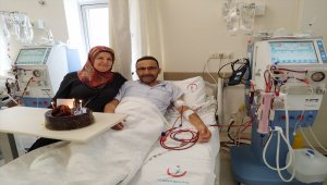 Diyalizde 20'nci yılı dolayısıyla pasta kesti