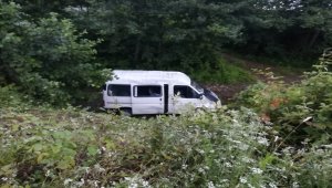 Giresun'da minibüs dereye yuvarlandı: 13 yaralı