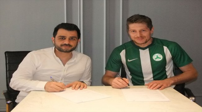 Uzungöl'de ağaçta mahsur kalan yamaç paraşütçüsü kurtarıldı
