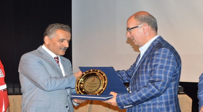 Kan bağışçılarına madalya ve plaket verildi