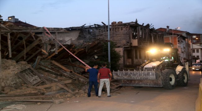Kastamonu'da 3 katlı tarihi ahşap bina çöktü