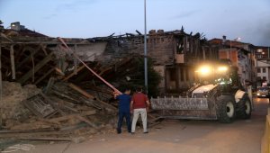 Kastamonu'da 3 katlı tarihi ahşap bina çöktü