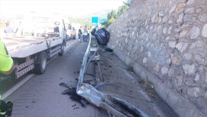 Kastamonu'da otomobil bariyere çarptı: 3 yaralı
