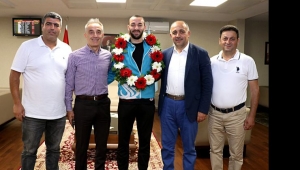 Milli atlet Necati Er memleketinde çiçeklerle karşılandı