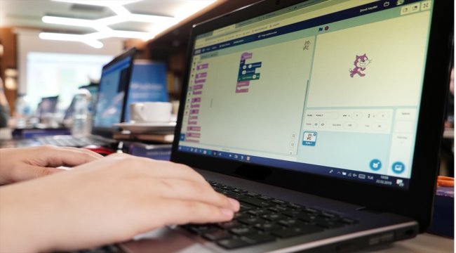 Minik Eller Kod Yazıyor Projesi’nde 