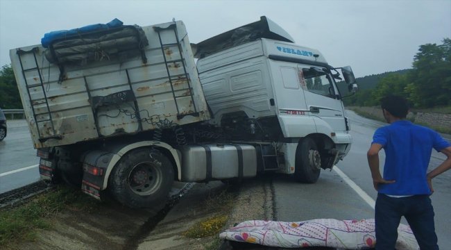 Refüje düşen tırın sürücüsü yaralandı