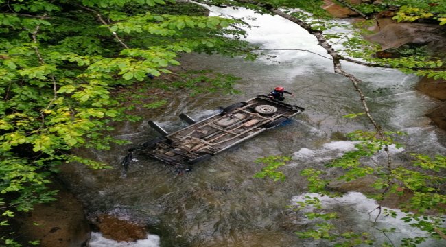 Rize'de kamyonet köprüden dereye düştü: 2 yaralı