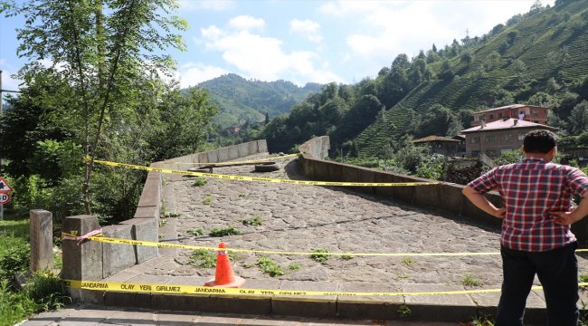 Rize'de tarihi kemer köprü yıkıldı