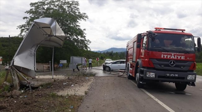 Samsun'da otomobil otobüs durağına çarptı: 5 yaralı