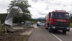 Samsun'da otomobil otobüs durağına çarptı: 5 yaralı