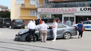 Samsun'da tramvay otomobile çarptı