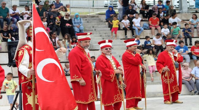 Türk Kızılayı'ndan çocuklara dondurma ikramı