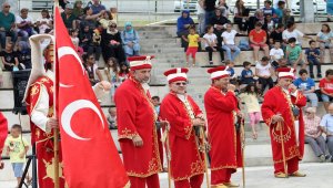 Türk Kızılayı'ndan çocuklara dondurma ikramı