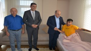 Vali Dağlı Suriye'de yaralanan askeri ziyaret etti