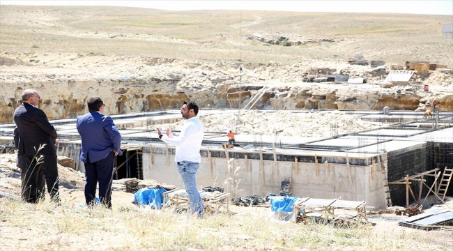 Kazada annesi ve eşi yaralanan kişiyi polis teselli etti