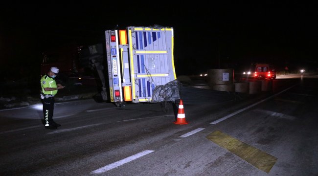 Yola dökülen kağıt rulolar trafiği aksattı