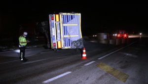 Yola dökülen kağıt rulolar trafiği aksattı