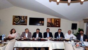 AK Parti il yönetimi gazetecilerle bir araya geldi